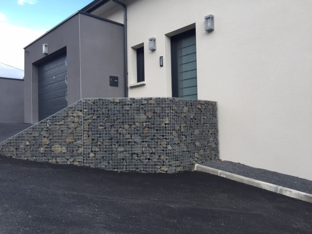 Mise en place de murs en gabion